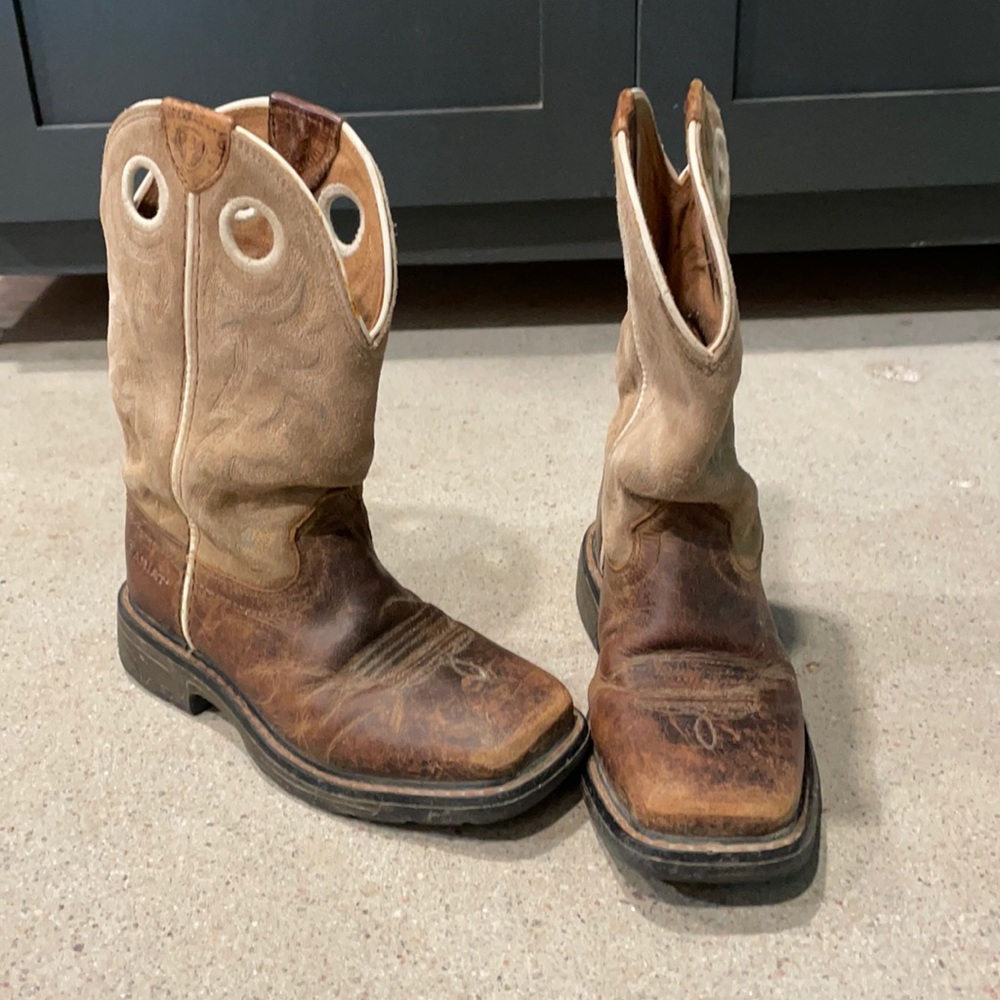 Kids Ariat workhog boots size 12